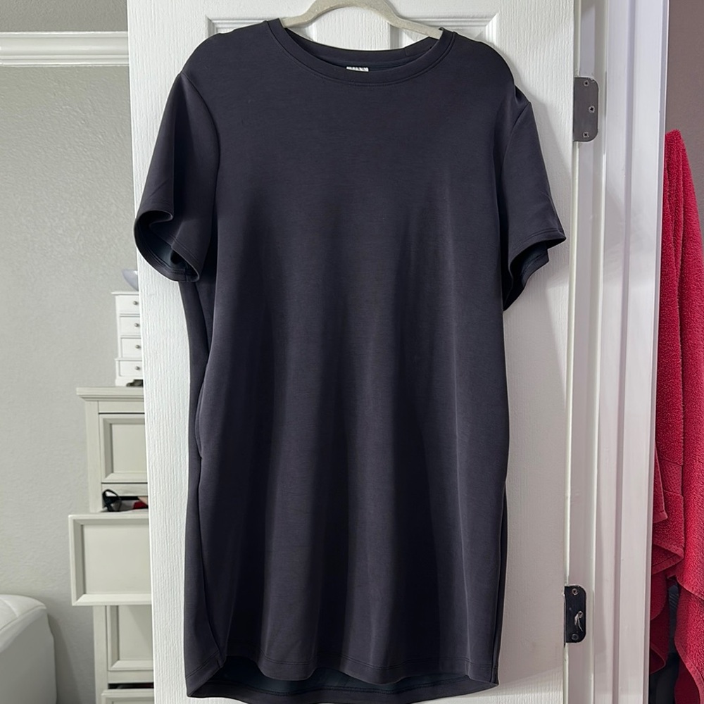 Chic Black Midi Dress with Crew Neck and Short Sleeves